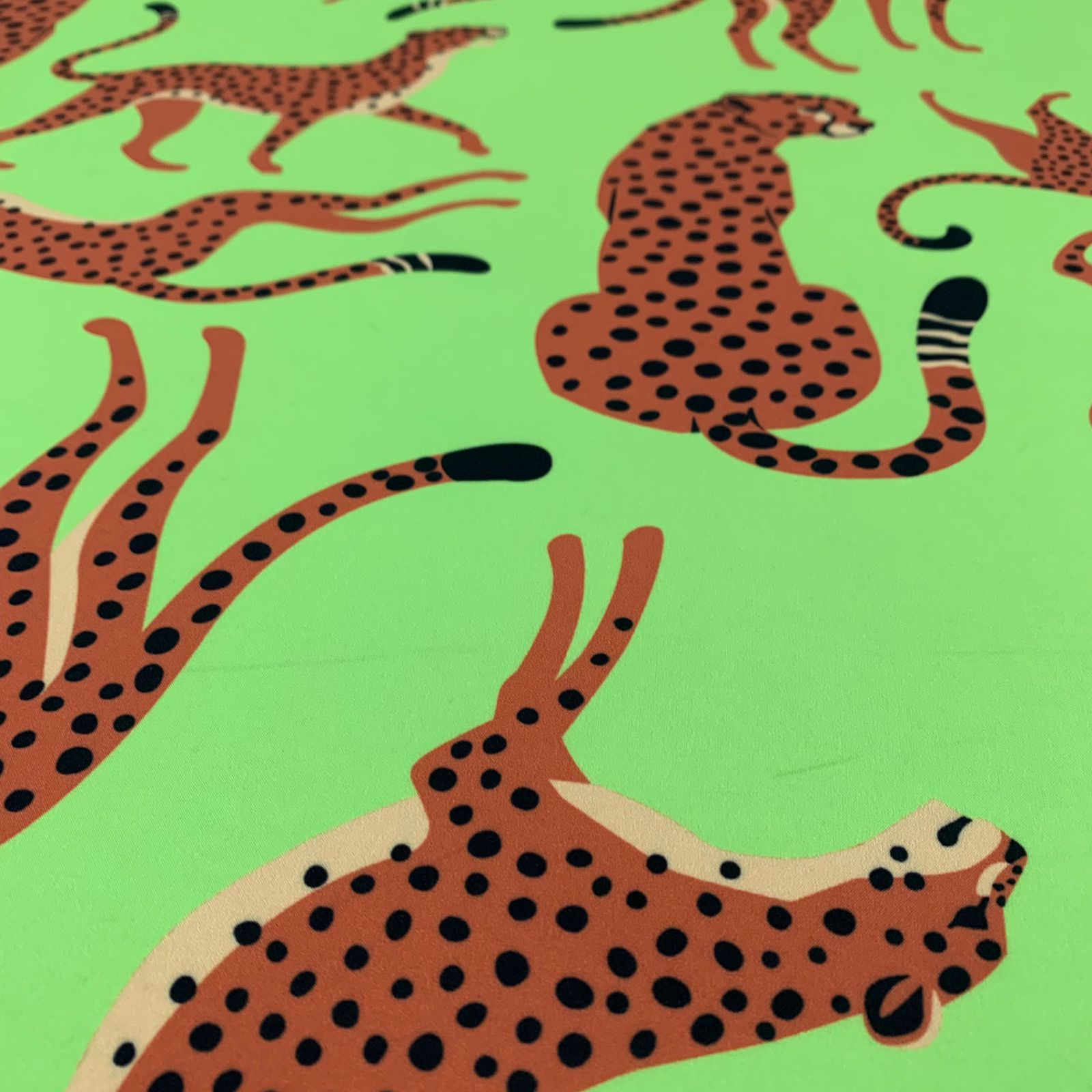 Crepe Porcelana Leopardo Fundo Verde