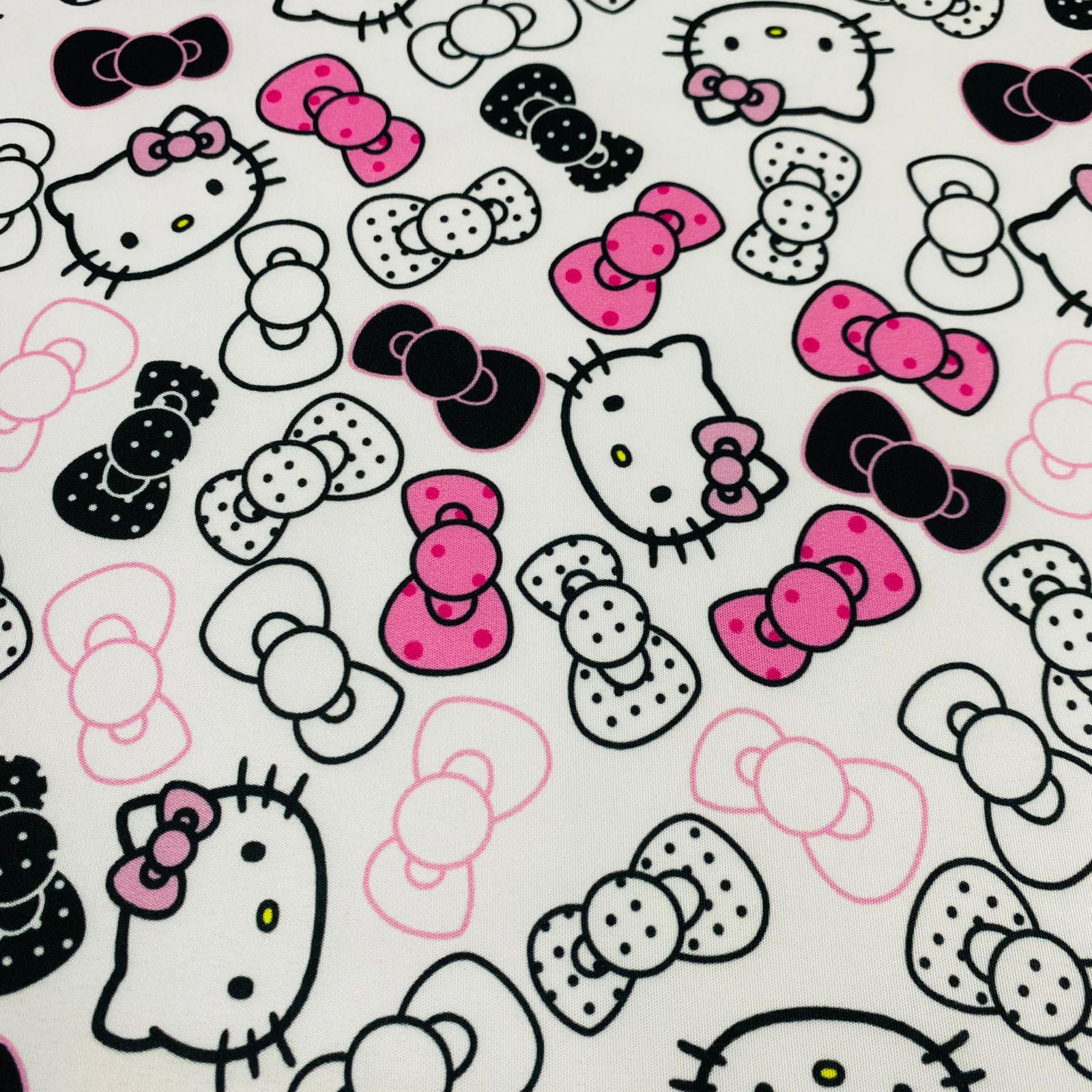 Tricoline estampado Hello Kitty fundo preto - Renatta Tecidos